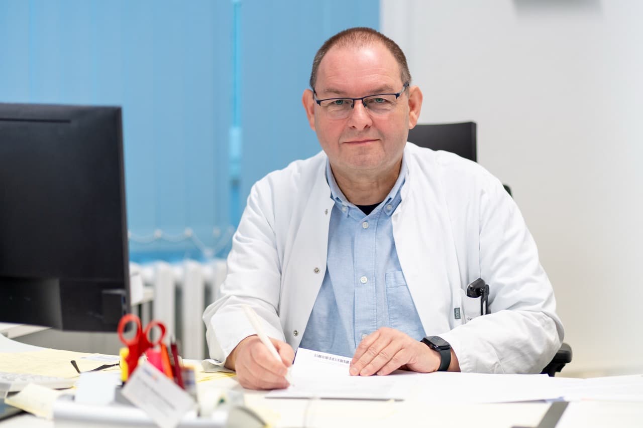 Dr. med. Stephan Rudolph bei der Befundarbeit am AMEOS Klinikum Aschersleben